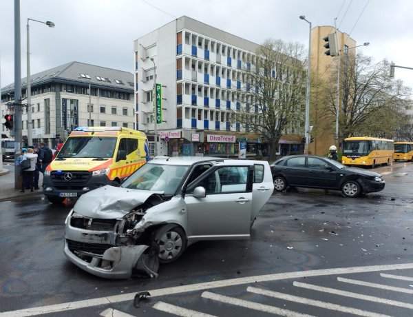 Nagy erővel ütközött két autó a Luther háznál, két személyt kórházba szállítottak