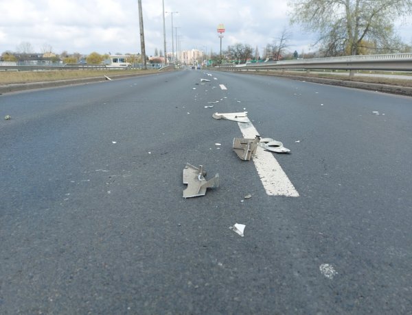 Be nem jelentett baleset törmelékeit szedte össze a Magyar Közút a körúton