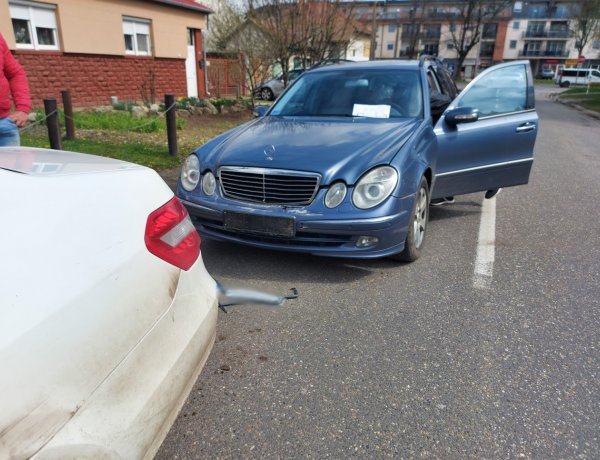 Ráfutásos baleset történt a Zimony utcán, személyi sérülés nem történt