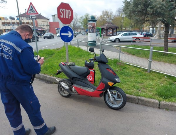 Robogóst gázoltak a Szent István utcán, az anyagi kár jelentős               