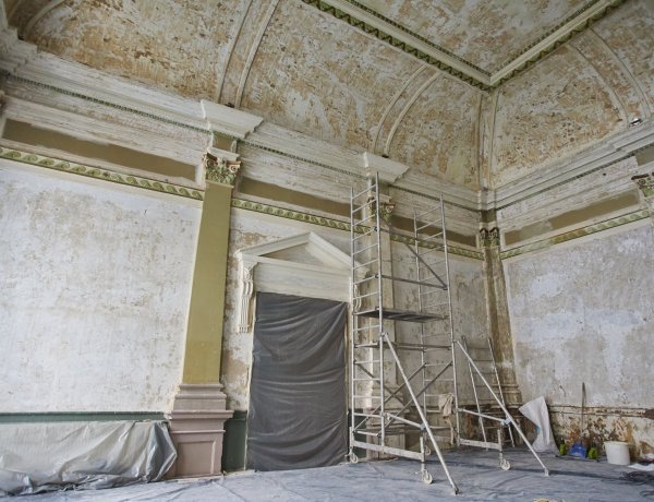 Több mint 100 éves dísztermet restaurálnak – Megújul az evangélikus általános iskola