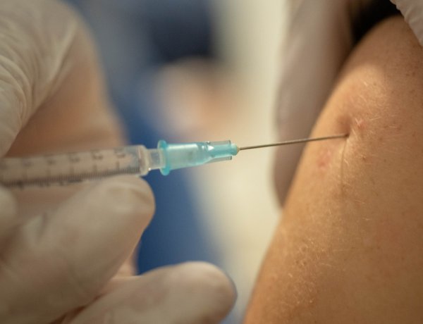 Döntött a kormány, beoltják a papokat és lelkészeket        