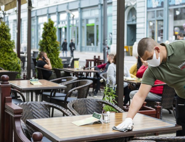 Nyitnak a teraszok – Munkabéremeléssel csábítanák vissza a vendéglátásban dolgozókat