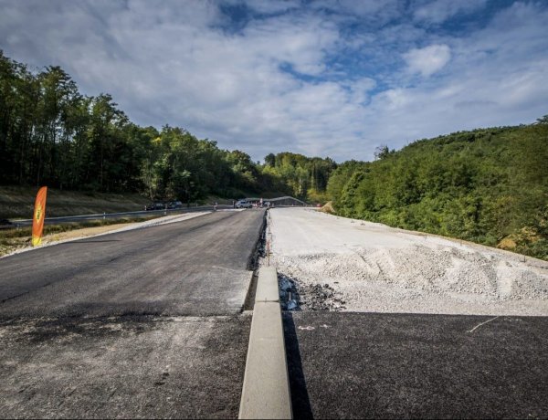 Az idén felújítani tervezett ezer kilométernyi útszakasz harmadán már dolgoznak