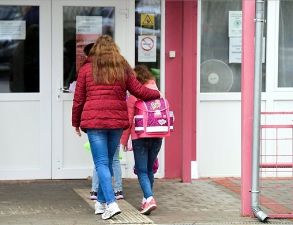 Kormányszóvivő: a kormány mindent megtett az iskolák biztonságos nyitásáért