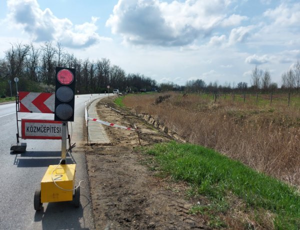 Folytatódik a Kállói úton a rázópadka kiépítése, jelzőlámpa irányítja a forgalmat