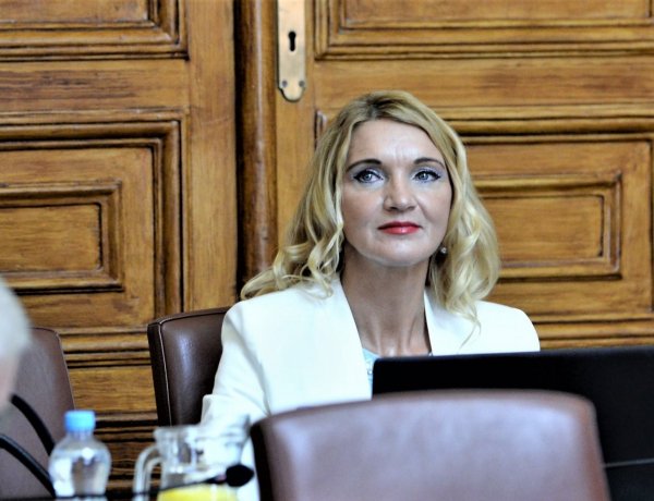 Ágoston Ildikó képviselő asszony május 4-én fogadóórát tart, előzetes bejelentkezéssel