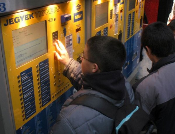 Élesben teszteli a MÁV az új típusú jegy- és bérletautomatáit