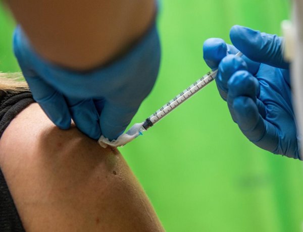 Online időpontfoglalót próbálhat ki szerdától 70 ezer oltásra regisztrált