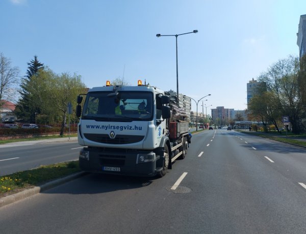 Csatornamosási munkálatokat végez a Nyírségvíz az Erdő soron, forgalomkorlátozás mellett