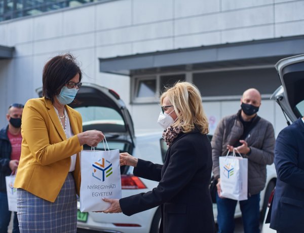 Ajándék a kórház dolgozóinak – Az oltópontokra vitt csomagot a Nyíregyházi Egyetem