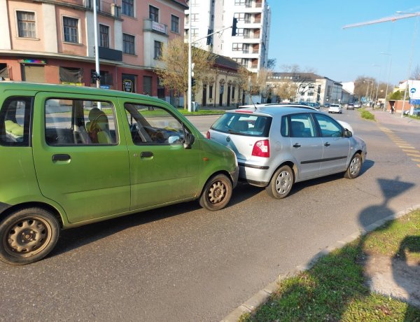 Két személyautó ütközött a Bethlen Gábor és az Egyház utca kereszteződésében