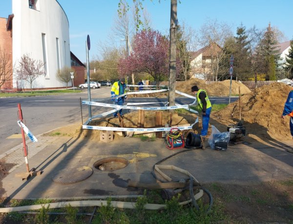 Forgalomkorlátozás: a Korányi Frigyes utcán a Nyírségvíz egy eltört ivóvízcsövet cserél