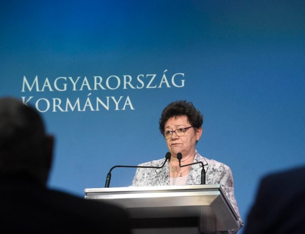 Müller Cecília a mai naptól elrendelte a tömeges oltást        