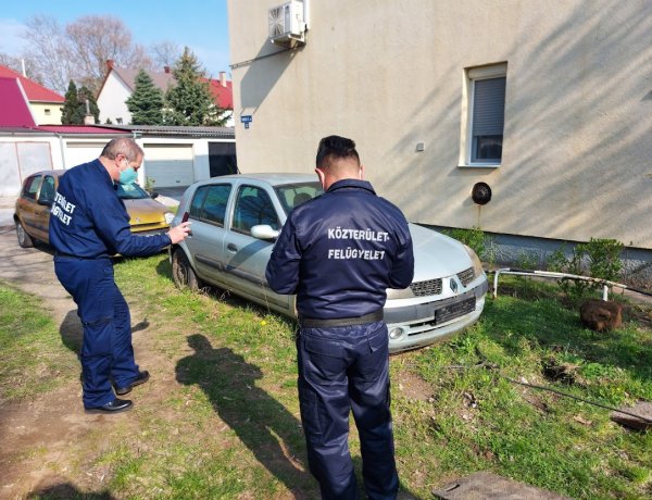 Roncsautót szállítottak el a Közterület-felügyelet jelenlétében a Jósavárosból