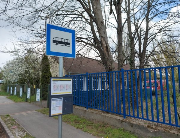 Ideiglenes buszmegállókat alakítottak ki a Lujza utcán a körforgalom építése miatt