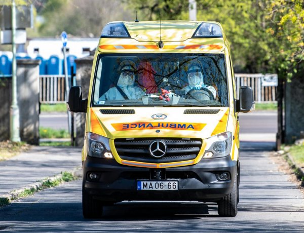 Hamburger után sütiadományt is kaptak a mentők              