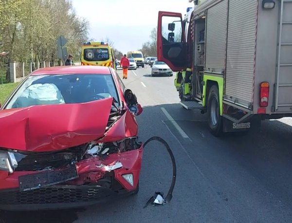 Jelentős anyagi kárral járó baleset történt a 4-es főúton, Császárszállás külterületén