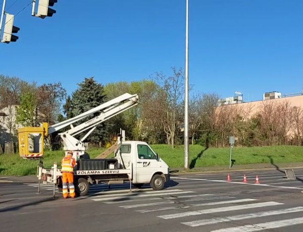 Meghibásodott a jelzőlámpa a László utca – Hunyadi utcai csomópontnál