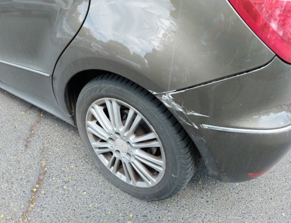 Egy ismeretlen jármű nekiment egy parkoló autónak az Epreskert utcán