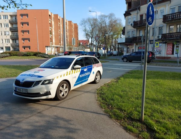 Egy autónak ütközött egy kerékpáros a Kígyó utca és az Arany János utcai körforgalomnál