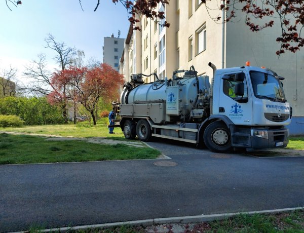 A város több pontján is szennyvízvezetékek mosását végzi a Nyírségvíz