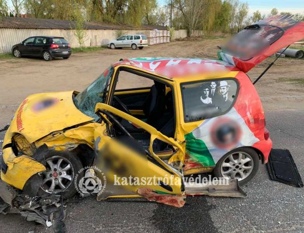 Frontális ütközés a Sóstóhegyi úton: az egyik sofőrt a tűzoltók szabadították ki