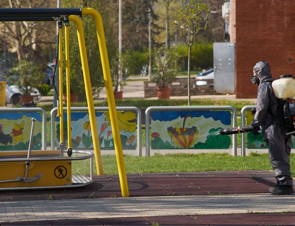 Az utcabútorokat és játszótereket tisztítják a NYÍRVV dolgozói