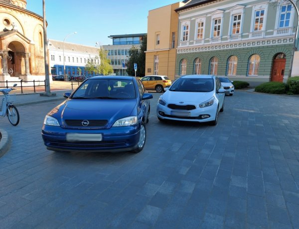 Egy tolató személyautó belehajtott egy ott állóba a Kossuth tér mellett szerda reggel