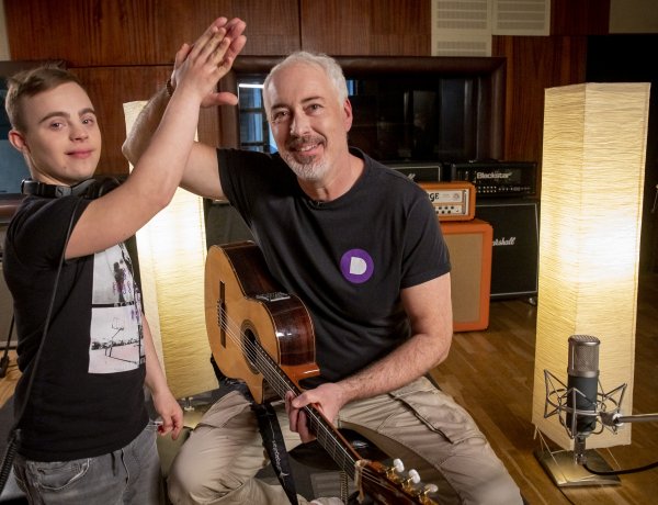 Szív dalocskát írt Hajós András és Gyurci, a nagykállói Down-szindrómás kamasz