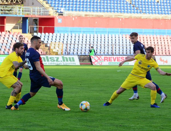 Vereség a Gyirmóttól - Egy órát emberhátrányban játszott a Szpari                         