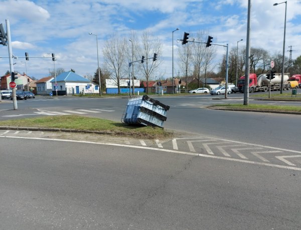 Kiesett egy haszonjármű rakománya a Debreceni és Móricz Zsigmond utcánál