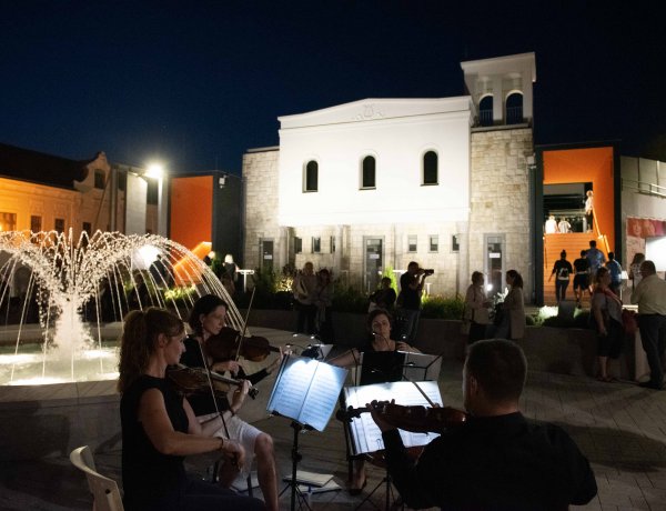 Bérletes előadások pótlásával indul a Rózsakert Szabadtéri idei évada