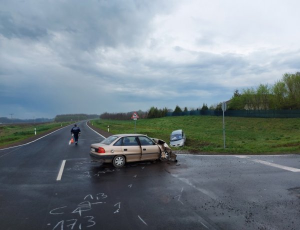 Két jármű ütközött Nyírszőlősnél, három személyt szállítottak kórházba
