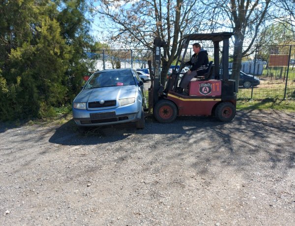 Ismét rendszám nélküli roncsautót szállítottak el a Közterület-felügyelet jelenlétében