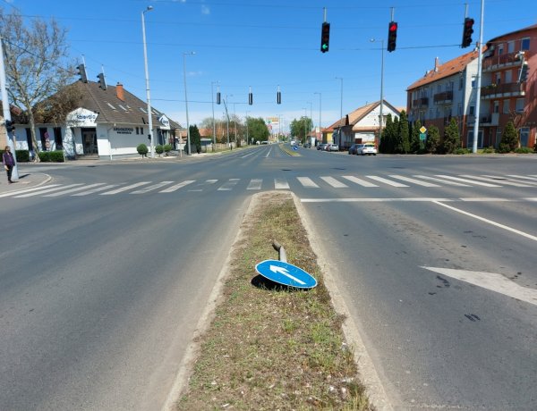 Kikerülést jelző táblát döntött ki egy kamion az Inczédy soron            