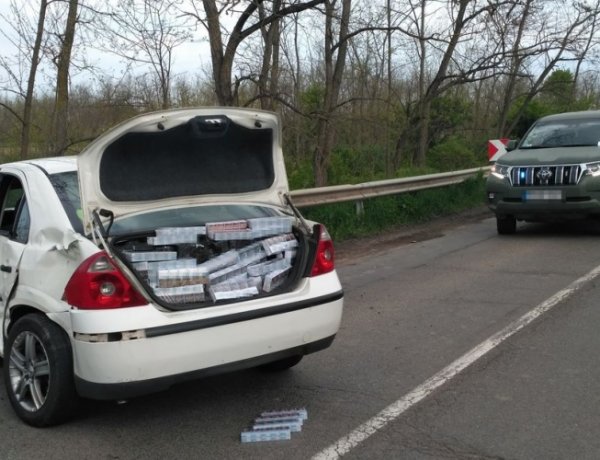 Csempészett cigarettával megrakott autóval okozott közlekedési balesetet az ittas sofőr