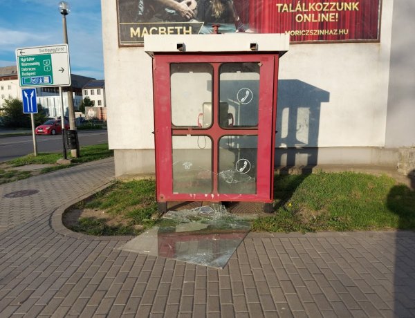 Nyilvános telefonfülkét rongáltak meg Nyíregyházán, a Bessenyei téren