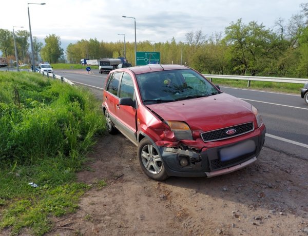 Szalagkorlátnak csapódott egy személyautó a Tokaji úton         
