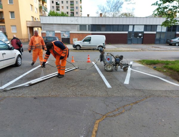 Betegszállítók és áruszállítók részére festettek burkolati jeleket az Etel közben