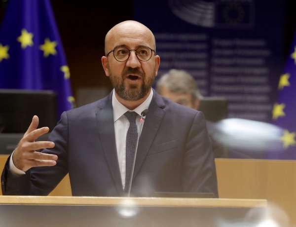 Nyakunkon a nyár, a zöld útlevélről gyorsan meg kell egyezni