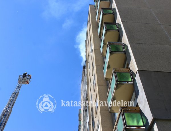 Tűz Örökösföldön: a lángok a kilencedikről egy tizedik emeleti erkélyre is felcsaptak