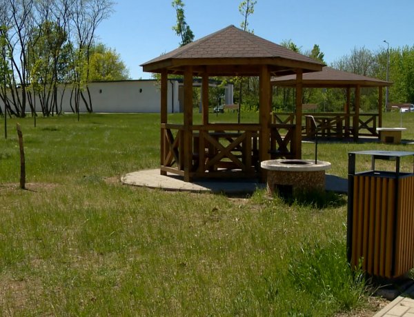 Ismét rongáltak – Kitört facsemete, feltépett zsindely és összefirkált szalonnasütő