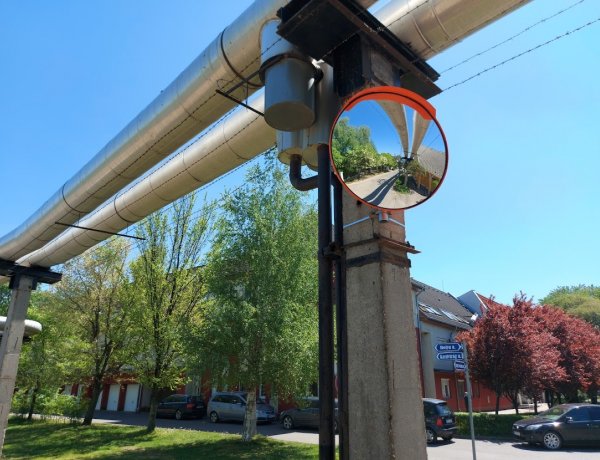 Forgalmi tükröt szereltek fel a Liszt Ferenc, Ibolya és Kardvirág utca kereszteződésében