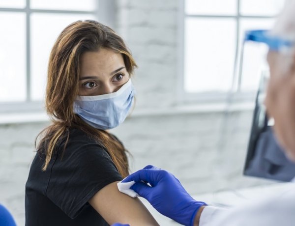 Kezdődik a fiatalok oltása – Több mint kilencvenezer 16–18 éves regisztrált