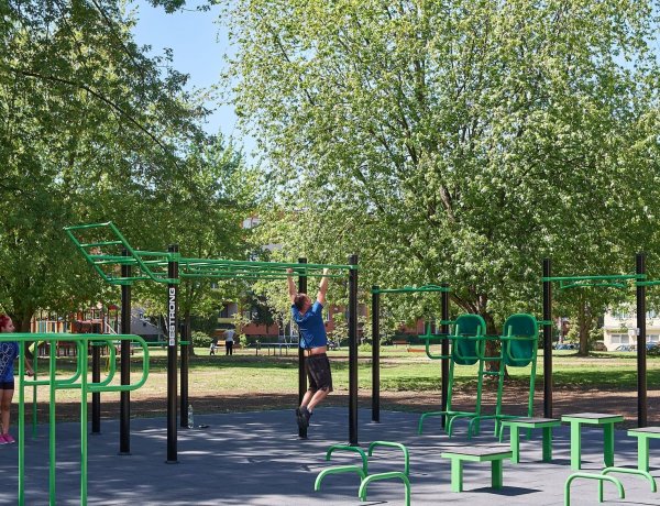 Faültetés az új kondiparkban – Városszerte már 27 helyen lehet ingyenesen sportolni