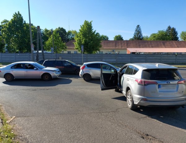 Hármas karambolt okozott a Pazonyi úton egy Henger sorról kikanyarodó autó