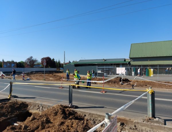 Jelzőőrök irányítják a forgalmat a Kállói és Tünde utca kereszteződésénél
