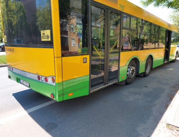 Autóbusznak ütközött egy autós az Északi körúton, személyi sérülés nem történt