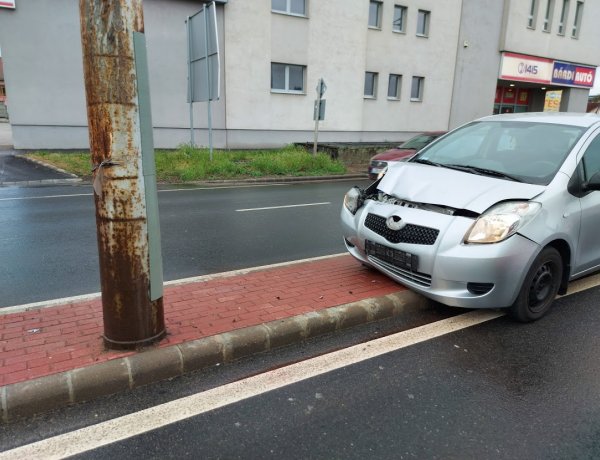 Oszlopnak ütközött egy személygépkocsi a 36-os főút és Mező utcai kereszteződésben